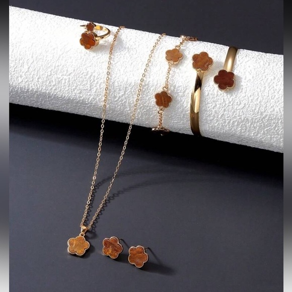 None Jewelry - Elegant Gold Flower Jewelry Set